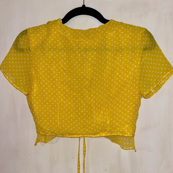Super cute polka dot tie front crop top with ruffle detail - Picture 5 of 10